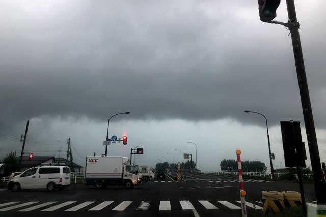 手前から奥へ進む真っ黒な雲の境界がくっきり
