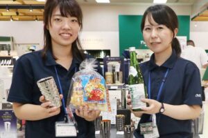 無料で敬老の名入れをするステンレスタンブラーと酒を買った人にもプレゼントする菓子