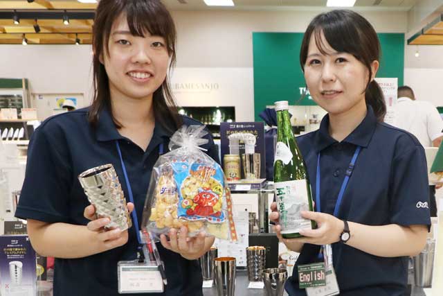 無料で敬老の名入れをするステンレスタンブラーと酒を買った人にもプレゼントする菓子