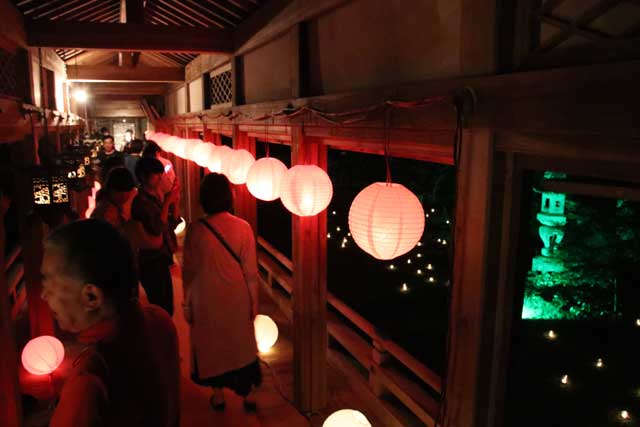 青海神社の鶯張廊下にもあかり