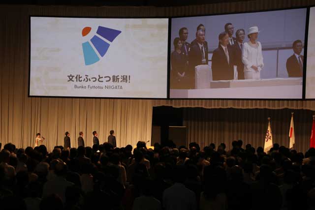 国歌斉唱でステージ向かっていちばん左で歌っているのが三条市出身の佐藤ひらりさん