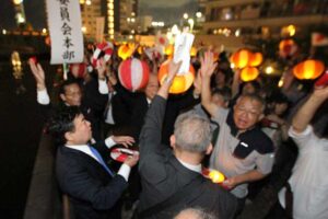 行幸啓にあわせて天皇即位を祝う日の丸パレードと提灯奉迎
