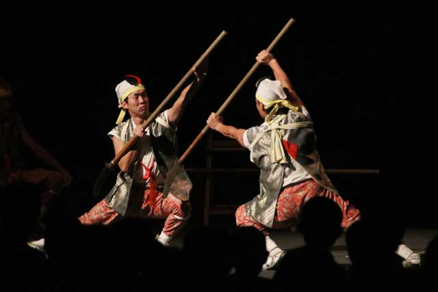 妙高市・関山神社若者会の「仮山伏の棒遣い」