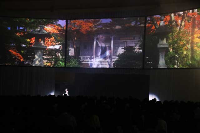 紅葉に彩られて国上寺本堂