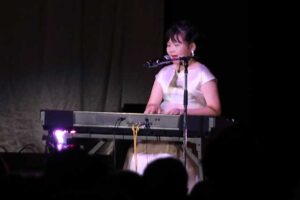 エピローグでオリジナル曲を歌う佐藤さん