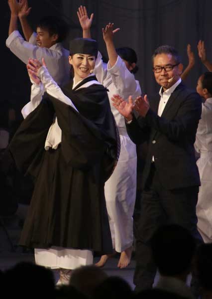 越乃リュウさんと総合プロデューサーの藤沢周さん