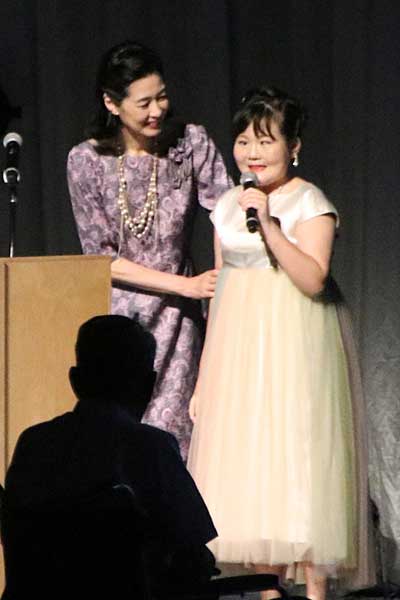 星野さんのインタビューを受ける佐藤さん