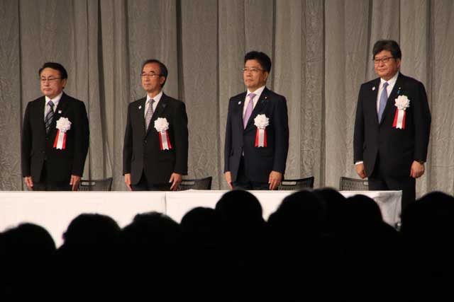 左から岩村県議会議長、花角知事、加藤厚労相、萩生田文科相