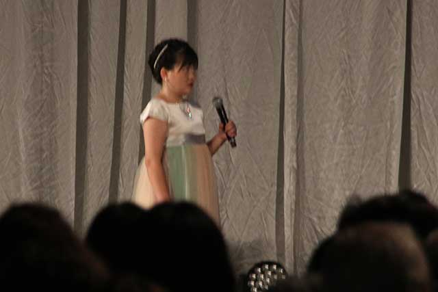国歌斉唱する佐藤さん
