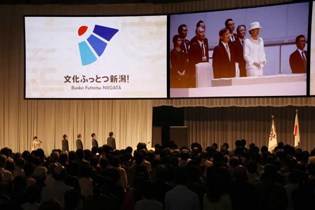 ステージ向かっていちばん左で国歌斉唱をする佐藤ひらりさん