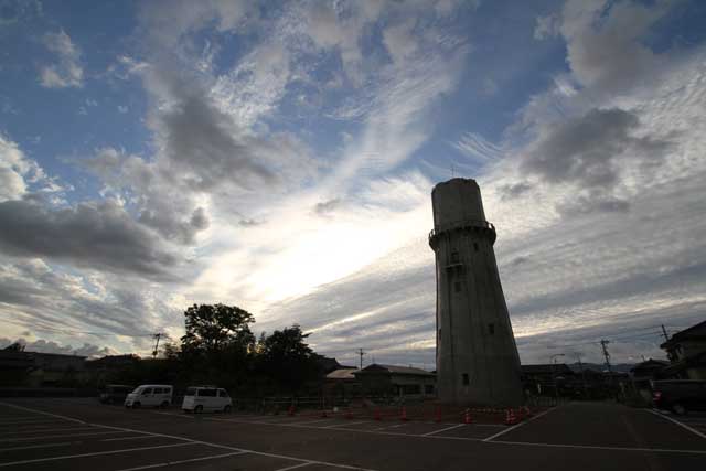 燕市の水道の塔と空と雲