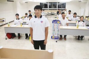 謝辞を述べる二ノ宮さん
