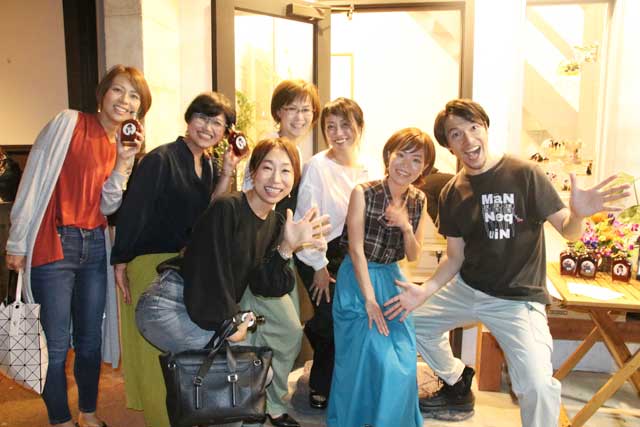 来場者と記念写真