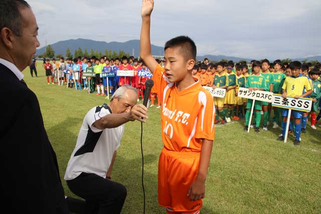 選手宣誓する分水FCJ主将車田君