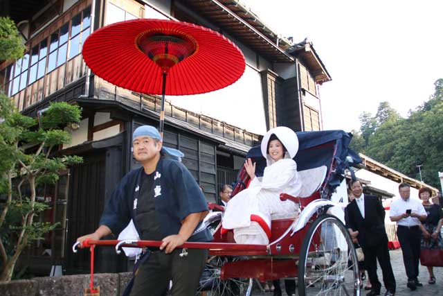 清雲亭山重を出発する行列