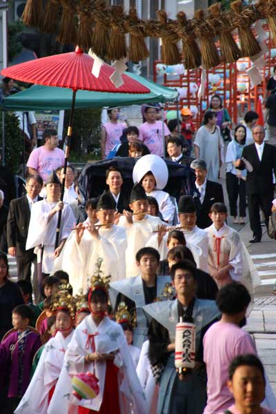 加茂山へ向かう行列