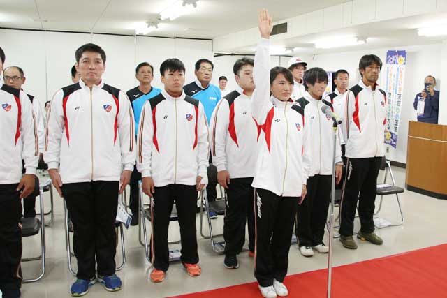 三条市出場選手壮行会でサッカー女子に4年連続で選出された原田さんが選手宣誓
