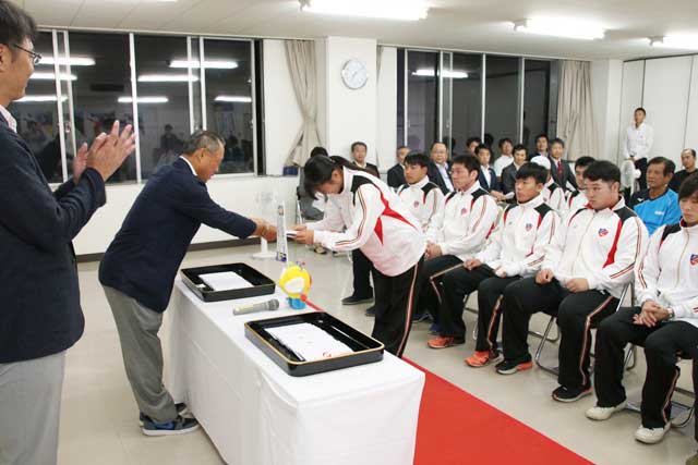 三条市の激励金と三条市スポーツ協会の餞別を贈呈