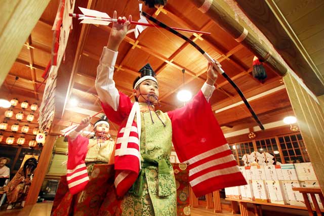 拝殿で行った神楽奉納で「小弓遊」