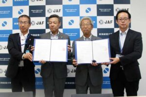 左からJAFの田中推進課長、坂入事務局長、新潟経営大学の堀学長、佐藤産官学地域連携センター所長
