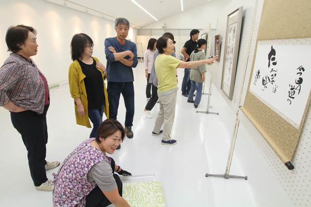 27日夜の展示作業