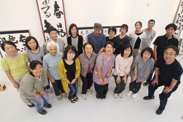 展示作業に集まった会員