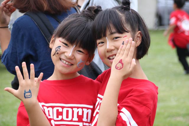 1日早くフェイスペイントで遊ぶ子どもたち