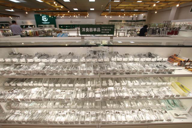 プライスタグ交換に気が遠くなる洋食器の単品販売