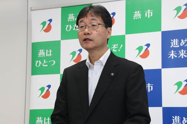 記者会見する鈴木市長
