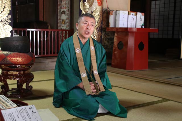 イケメン官能絵巻について話す山田住職