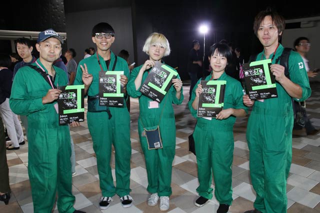 「燕三条 工場の祭典」オフィシャルレセプションに参加した「奏でる工場」の出演者、左から2盤面が坂本さん