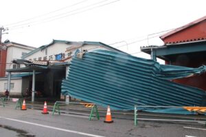 強風でトタン屋根が吹き飛ばされた現場
