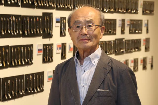 燕市産業史料館で初めて世界のスプーン展を開いてから10年になった松浦靖さん