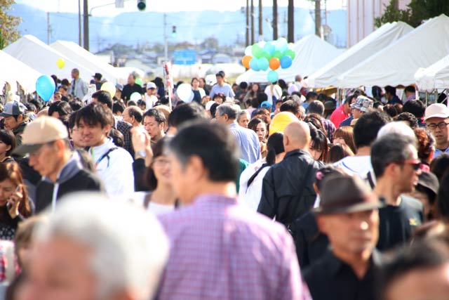 5.9万人の人出でにぎわった燕青空即売会