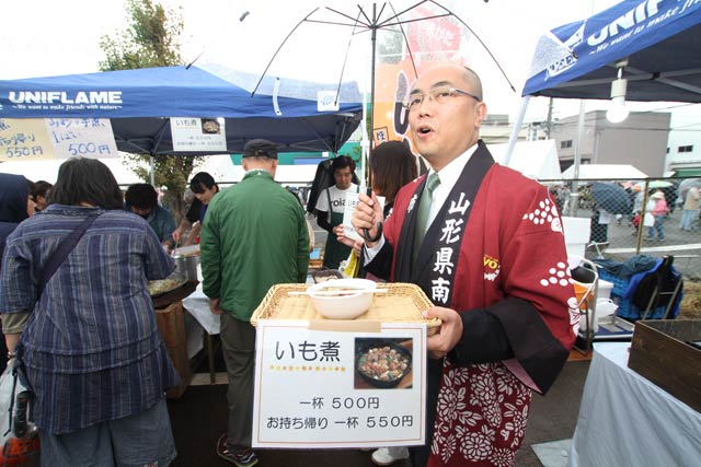山形県南陽市のブースで呼び込みをする白岩市長