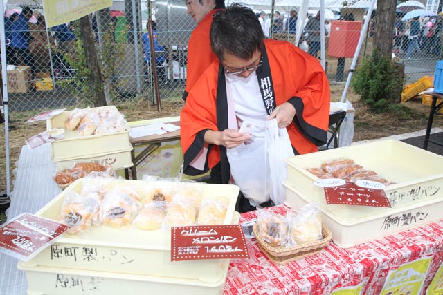 福島県南相馬市のブースで原町製パンの販売
