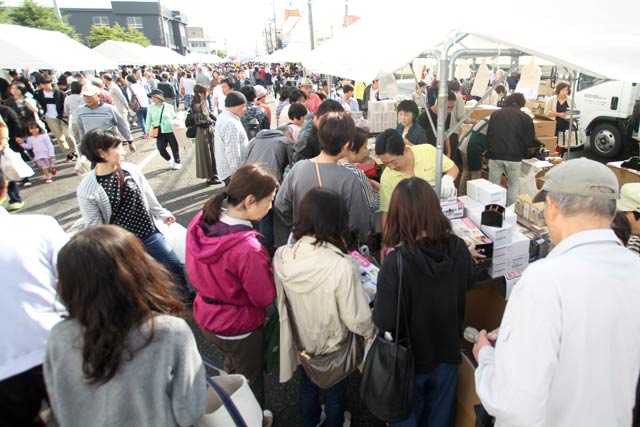 5.9万人の人出でにぎわった燕青空即売会