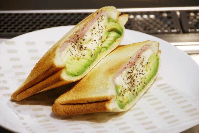 中身がたっぷりのグリルホットサンドメッシュで焼いたホットサンド