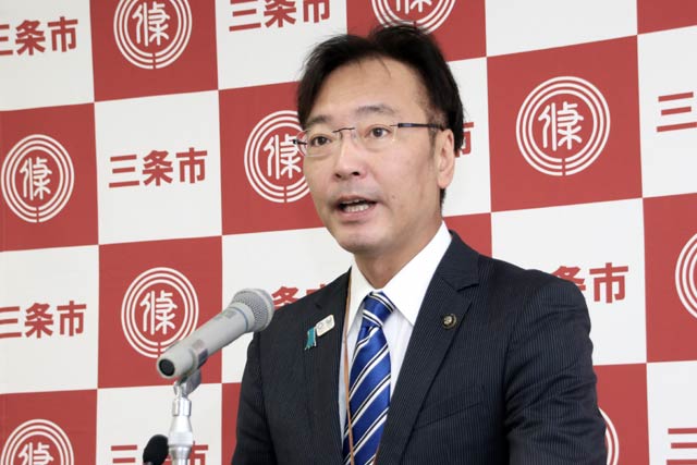 記者会見する国定三条市長