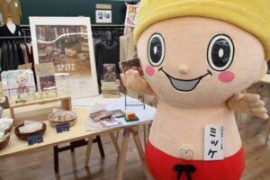 「ミッケ」の見附で「見っけ」 「みらい市場」にスピッツ・ポップアップショップがオープン