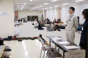67人が避難した燕市の燕庁舎の避難所