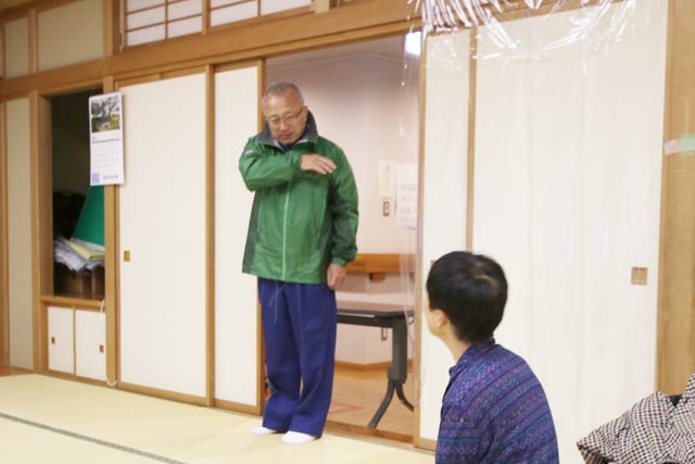 農村環境改善センターの避難所のようすを見に訪れた小林弥彦村長
