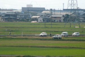 燕市野本地内周辺でイノシシを追い詰めた