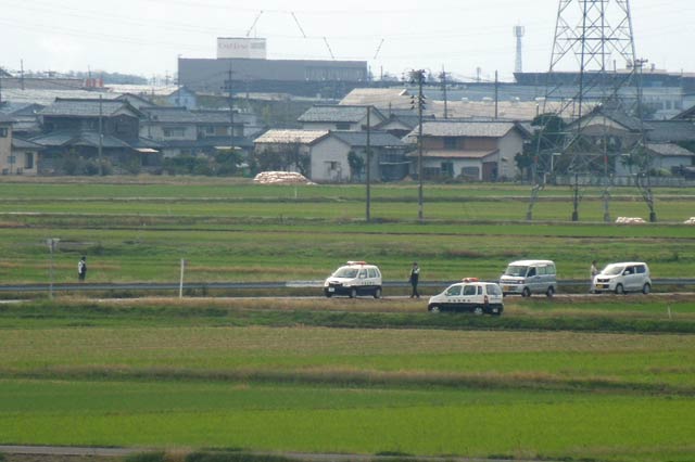 燕市野本地内周辺でイノシシを追い詰めた