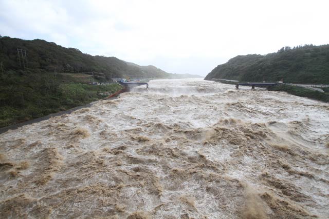 野積橋から大河津分水路の上流方向