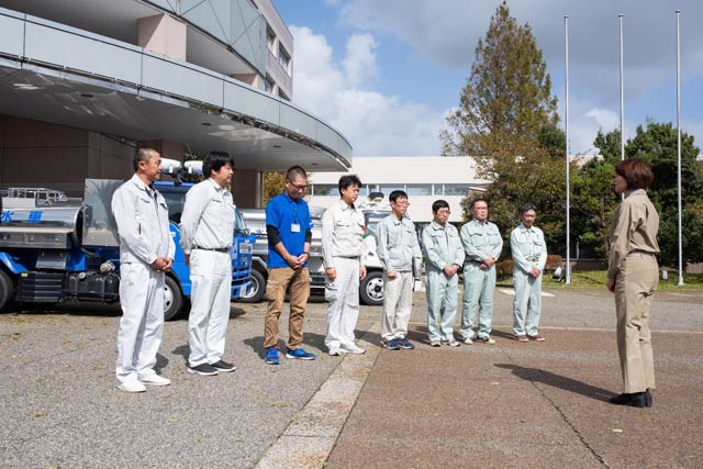 加茂市役所で出発式