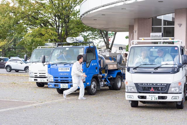 給水車に職員が乗り込んで出発