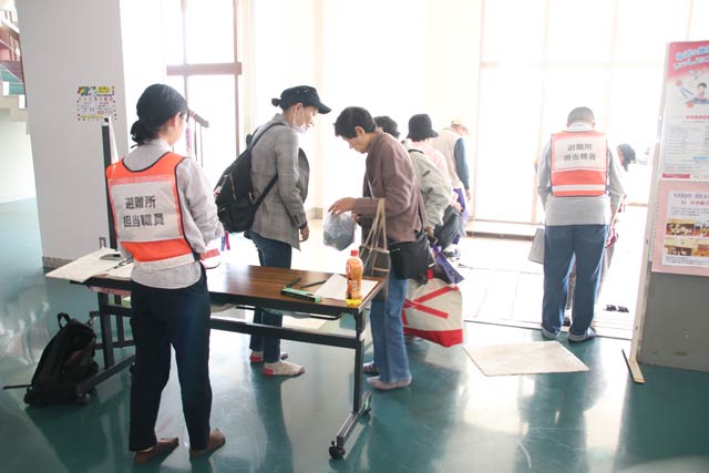 13日午前11時37分、続々と避難者が訪れる分水総合体育館だ