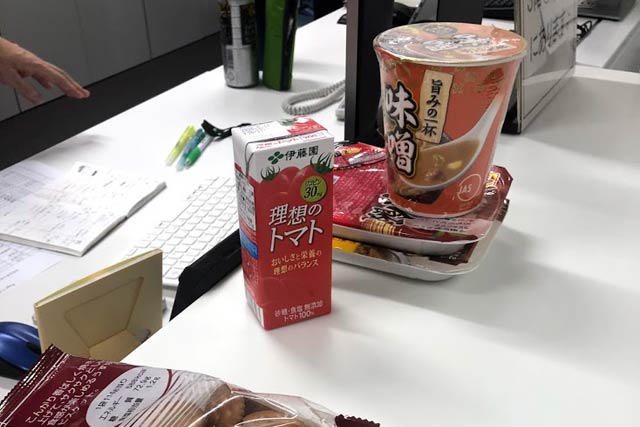 燕市役所のデスクに置かれた昼食のインスタント食品など