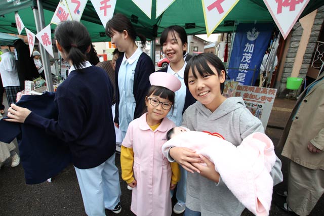 加茂暁星高校看護科が赤ちゃんのだっこ体験など